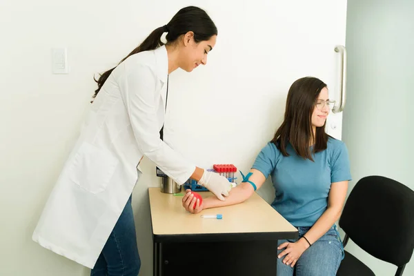 Mujer Joven Asustada Sintiendo Miedo Donar Sangre Laboratorio Médico Técnico — Foto de Stock