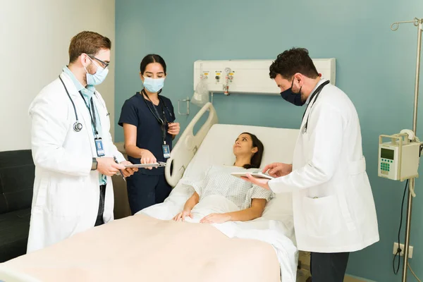 Sebész Orvos Nővér Beszél Jövőbeni Műtétről Egy Beteg Kórházi Betegnek — Stock Fotó