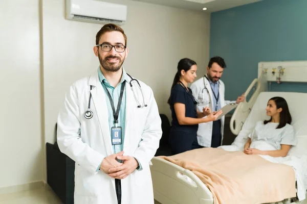 Schöne Ärztin Lächelt Und Blickt Die Kamera Während Ein Medizinisches — Stockfoto