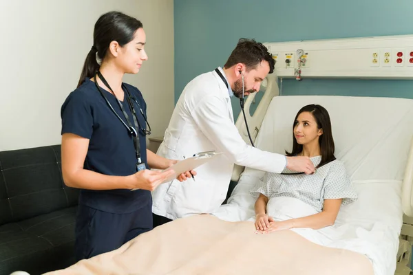 Happy Patient Feeling Better Medical Surgery Hospital Doctor Nurse Woman — Stock Photo, Image