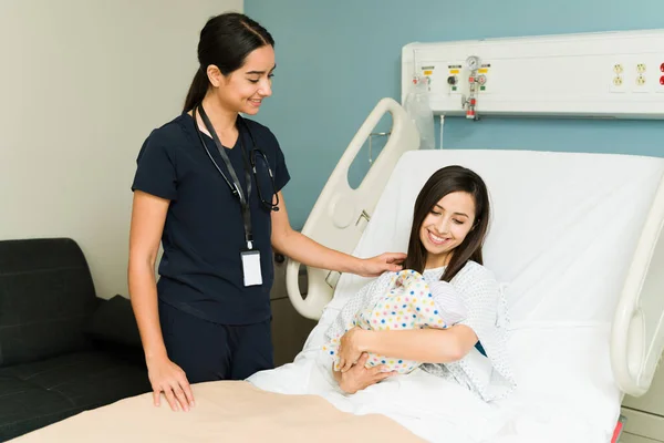 Aantrekkelijke Vrouwelijke Verpleegster Controleren Van Gezondheid Van Een Vrouw Haar — Stockfoto