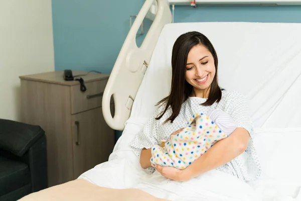 Splendida Donna Latina Guardando Suo Adorabile Neonato Dopo Parto Ospedale — Foto Stock