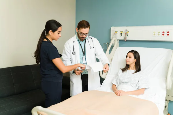 Surgeon Nurse Reading Medical Chart Health Progress Ill Female Patient — Fotografia de Stock