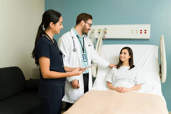 Kaukasisk Läkare Och Kvinnlig Sjuksköterska Talar Återhämtningen Hos Lycklig Patient — Stockfoto