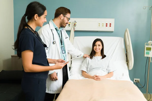 Cheerful Female Patient Hospital Bed Smiling Recover Surgery Medical Staff — Zdjęcie stockowe