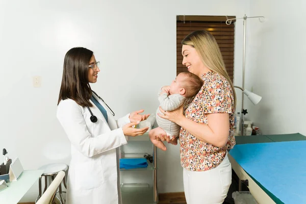 Visão Lateral Uma Pediatra Feminina Alegre Recebendo Uma Mãe Seu — Fotografia de Stock