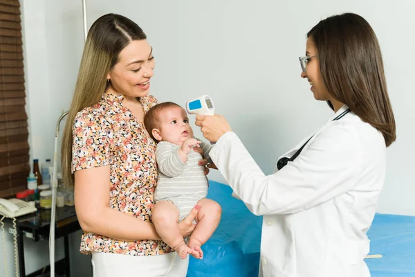 Šťastná Maminka Přináší Její Novorozeně Dítě Ordinace Pediatra Nemocnici — Stock fotografie