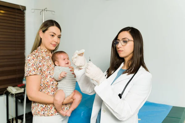 Piangere Neonato Che Viene Vaccinato Ospedale Bambino Malato Paura Iniezione — Foto Stock