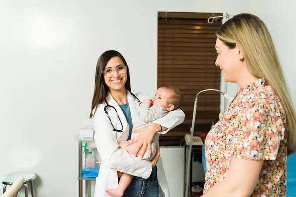 Portrait Attractive Woman Pediatrician Smiling While Carrying Beautiful Baby Coming — стоковое фото