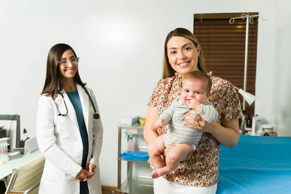 Vacker Mamma Med Sitt Bedårande Barn För Läkarundersökning Med Kvinnlig — Stockfoto