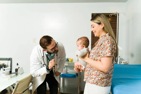 Pediatra Alegre Recebendo Uma Mãe Seu Bebê Para Check Médico — Fotografia de Stock