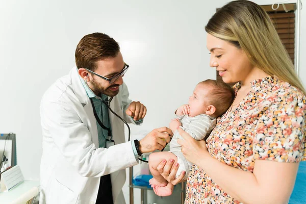 Mamma Felice Che Porta Suo Bambino Sano Mentre Pediatra Maschio — Foto Stock