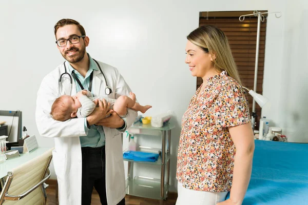 Lycklig Mor Med Sin Friska Baby Till Manlig Barnläkare För — Stockfoto