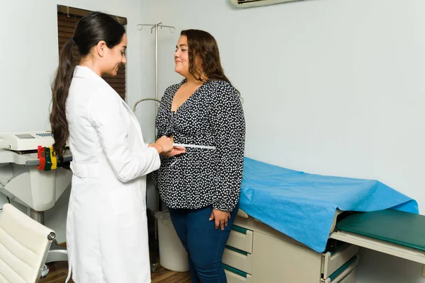 一位快乐的营养学家对一位想减肥的肥胖妇女进行了体形测量 — 图库照片