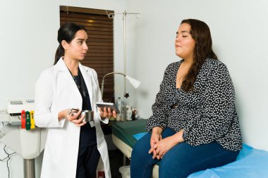 Güzel bir kadın beslenme uzmanı obez bir kadına kilo vermek için yeni bir diyet açıklıyor.