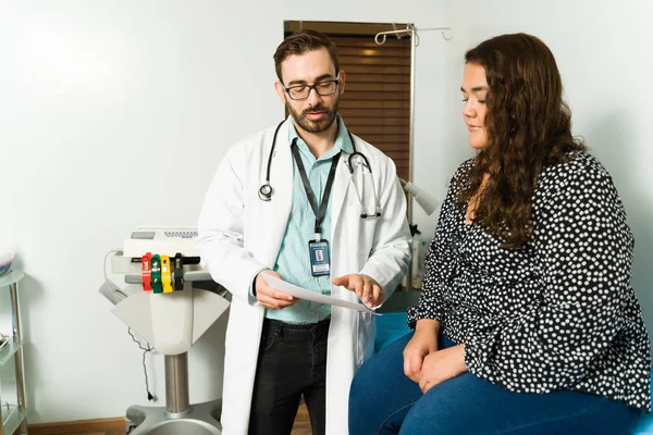 Kardiologe Liest Die Laborergebnisse Und Gibt Einer Patientin Der Praxis — Stockfoto