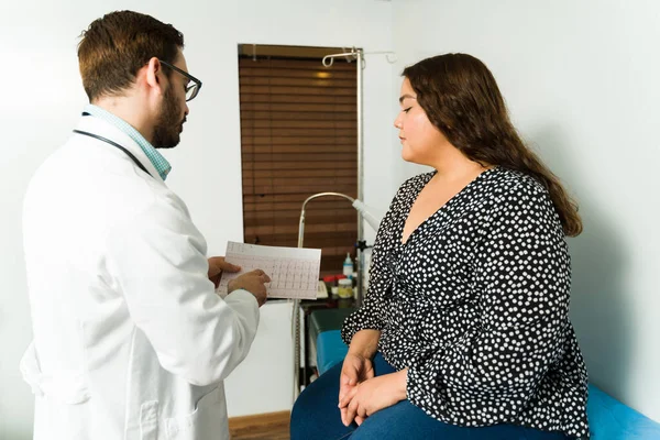 Cardiólogo Mostrando Explicando Los Resultados Del Electrocardiograma Una Mujer Joven — Foto de Stock