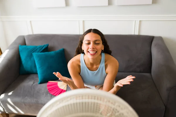 Eccitato Giovane Donna Che Rilassa Soggiorno Ama Aria Dal Ventilatore — Foto Stock