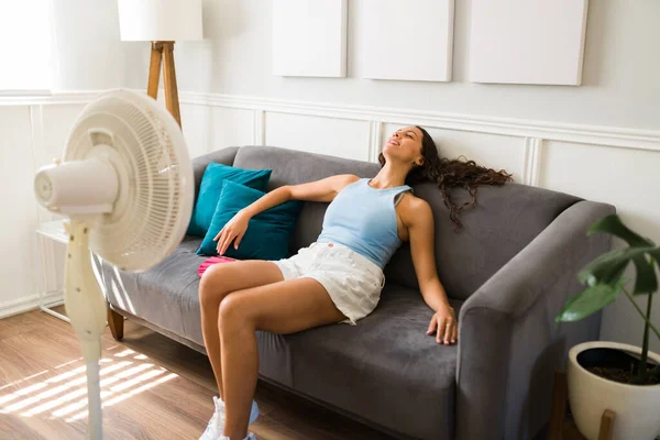 Avslappnad Ung Kvinna Vilar Soffan Medan Njuter Luften Från Respirator — Stockfoto