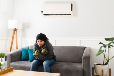 Klima açıkken yaz boyunca evde takılan yakışıklı adam.