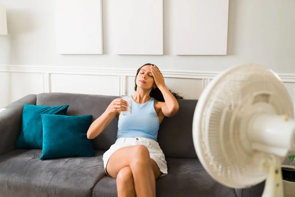 Mulher Latina Bonita Sudorese Resfriamento Frente Ventilador Elétrico Segurando Copo — Fotografia de Stock