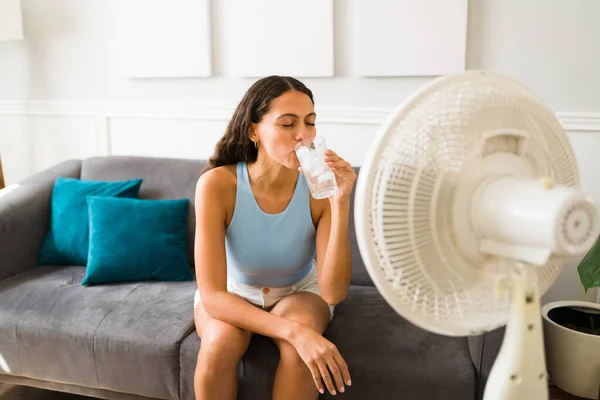 Lycklig Kvinna Försöker Kyla Ner Dricka Iskall Drink Och Slå — Stockfoto