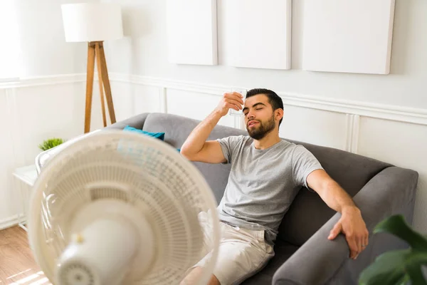 Homem Relaxado Refrigerando Com Uma Limonada Fria Ligando Ventilador Elétrico — Fotografia de Stock