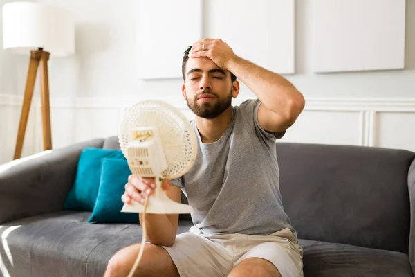 Värmeslag Trött Hispanic Med Handen Pannan Känner Sig Varm Och — Stockfoto