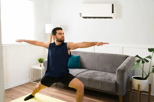 Mladý Muž Cvičí Doma Kvůli Horkému Počasí Venku Cvičení Klimatizací — Stock fotografie