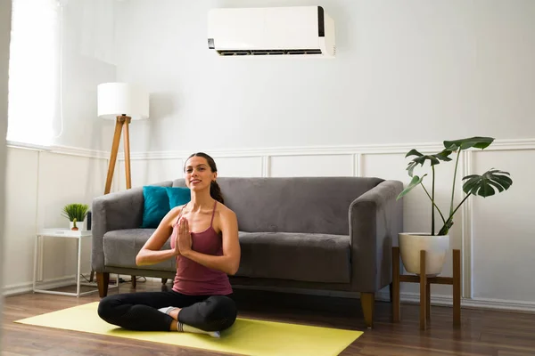 Retrato Una Atractiva Mujer Sonriendo Mirando Cámara Mientras Practica Yoga — Foto de Stock