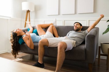 Sıcak bir yaz boyunca kanepede dinlenirken sıcak çarpması geçiren yorgun bir çift.