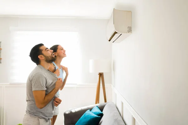 Vista Lateral Una Relajada Mujer Feliz Hombre Refrigeración Con Flujo — Foto de Stock