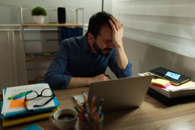 Bir sürü ofis işi olan depresif bir adam stresli işi yüzünden ağlıyor ve bunalımda.