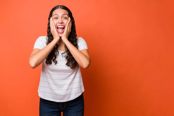 Mujer Joven Sorprendida Con Las Manos Cara Recibiendo Noticias Increíbles —  Fotos de Stock