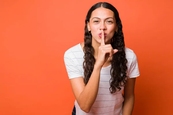 Happy Woman Putting Finger Her Lips Asking Silence While Keeping — Stockfoto