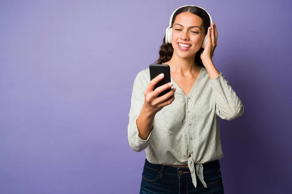 Cheerful Latin Woman Loves Listen Music Headphones Beautiful Woman Using —  Fotos de Stock