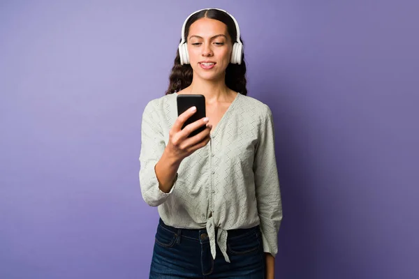 Hispanic Attractive Woman Using Her Phone Listen Music Headphones Purple — Stock Photo, Image