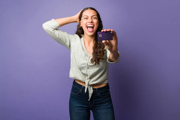 Έκπληκτη Νεαρή Γυναίκα Ουρλιάζοντας Ενώ Δείχνει Την Καλύτερη Πιστωτική Κάρτα — Φωτογραφία Αρχείου