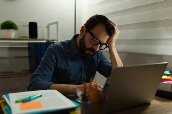 근로자는 의문제를 해결하기 사무실에서 노트북을 사용하면서 스트레스와 피곤을 느낀다 — 스톡 사진