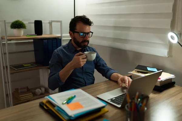 Geç Saatlere Kadar Çalışıp Ofiste Kahve Içen Üzgün Genç Adam — Stok fotoğraf