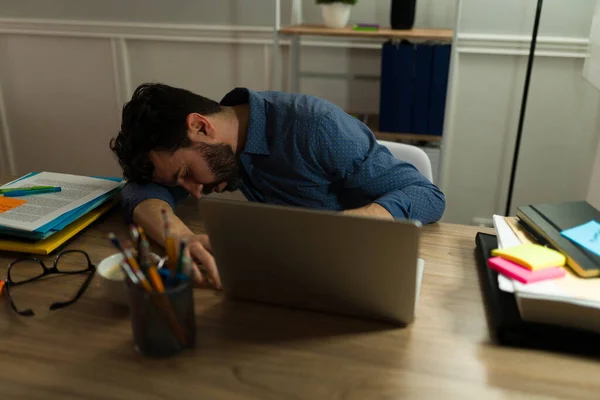 Fáradt Túlhajszolt Elaludni Asztalánál Miközben Határidőre Dolgozott Kimerült Ember Alszik — Stock Fotó