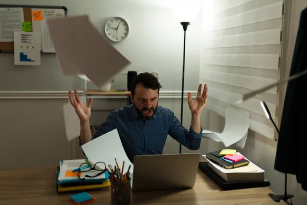 Frustrado Homem Com Raiva Com Monte Trabalho Sentindo Sobrecarregado Cansado — Fotografia de Stock