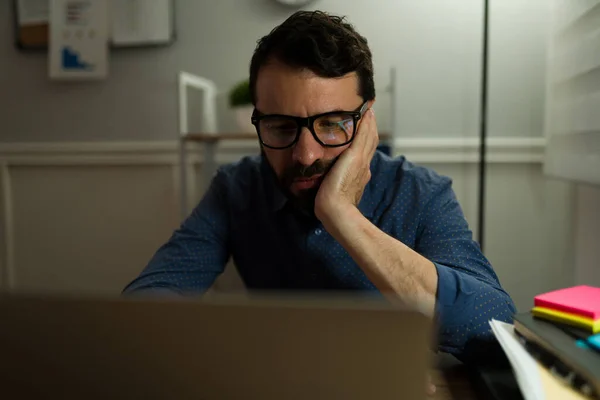 Homem Deprimido Usando Óculos Digitando Laptop Enquanto Trabalhava Casa Muito — Fotografia de Stock