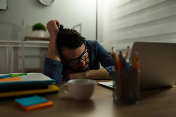 Homem Estressado Com Óculos Adormecendo Sua Mesa Enquanto Trabalhava Noite — Fotografia de Stock