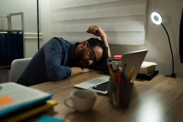 Överarbetad Kaukasisk Man Lägger Huvudet Skrivbordet Och Känner Sig Utmattad — Stockfoto