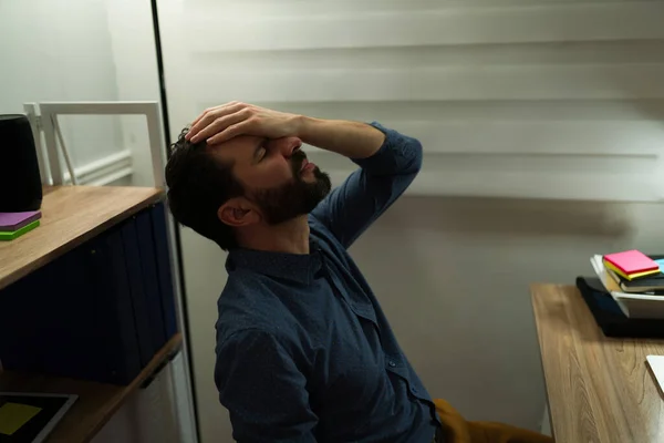 Túlhajszolt Fogalom Stresszes Kaukázusi Érzés Nagyon Fáradt Szenved Fejfájás Miközben — Stock Fotó