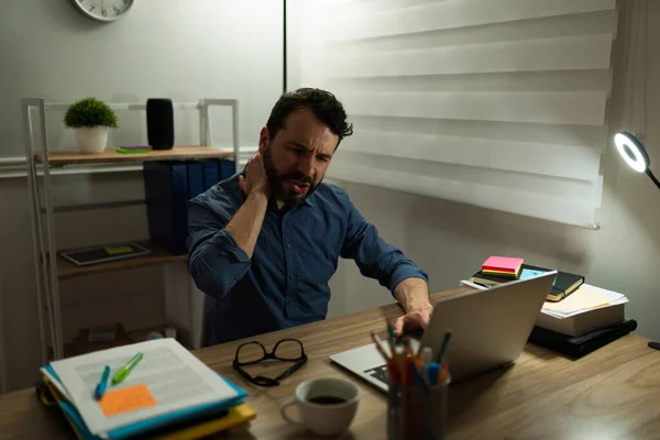Yorgun Boynu Ağrıyan Bir Adam Gece Ofiste Çalışırken Sırtını Ovalıyor — Stok fotoğraf