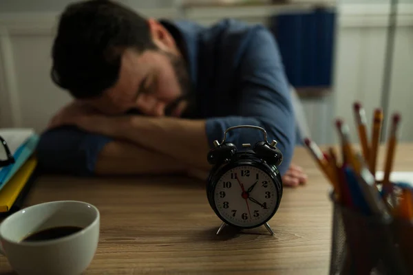 Moe Van Kaukasische Man Die Zijn Bureau Slaapt Terwijl Hij — Stockfoto