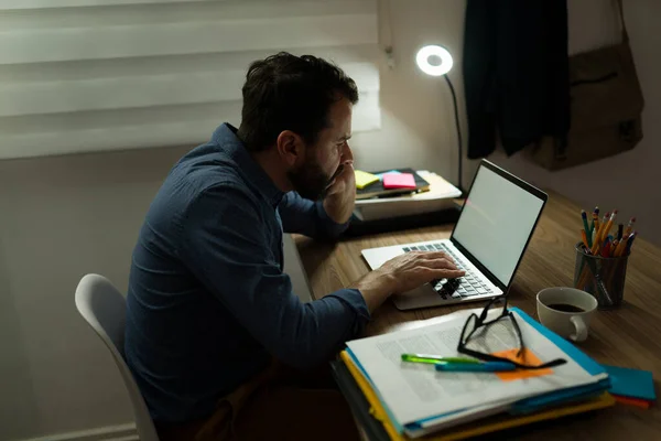 Perfil Homem Viciado Trabalho Perfil Digitando Laptop Trabalhando Até Tarde — Fotografia de Stock