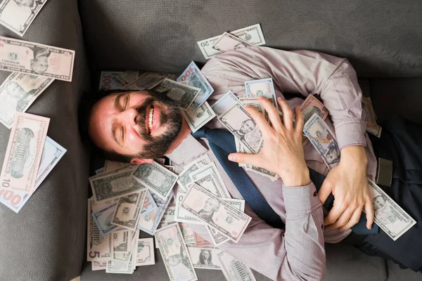 Knap Gelukkig Man Met Financiële Vrijheid Genieten Van Rijk Voelen — Stockfoto